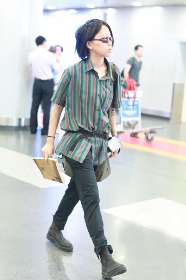 窦靖童大热天穿皮靴，又把小茶缸系腰间，网友：王菲还不管管？