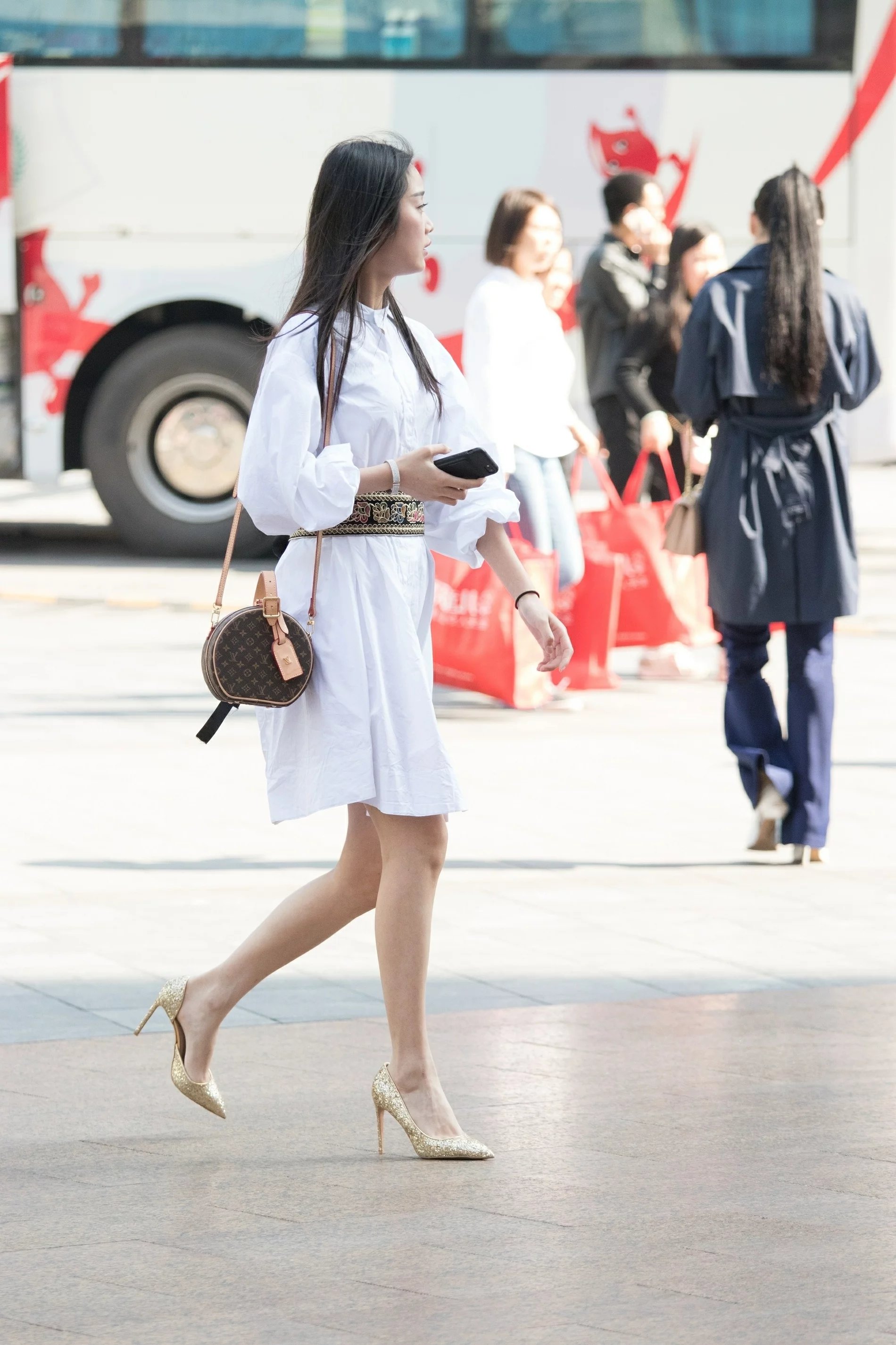 气质小姐姐身穿白色连衣裙仙气十足，打电话都能让路边小哥看呆了