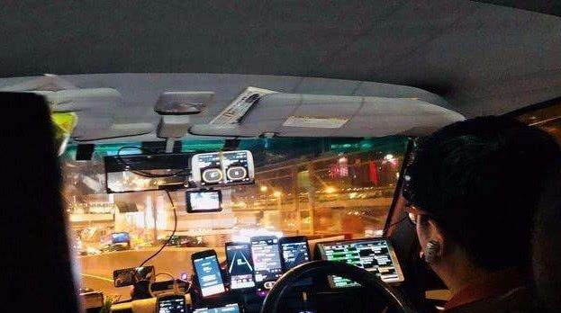 在香港坐出租车，你会发现方向盘旁边有很多手机，原来是这个原因