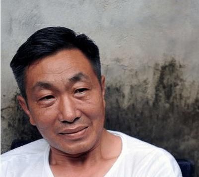  『妻子』他被大家称为老戏骨，与妻子结婚多年不离不弃，现62岁生活幸福