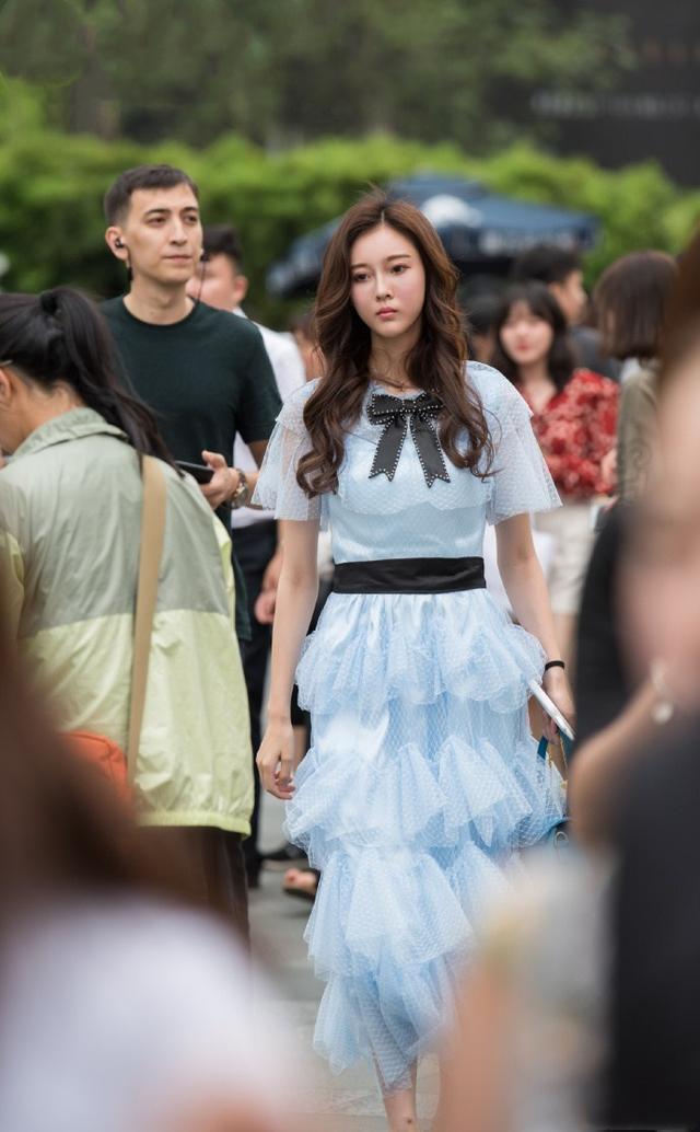 街拍：小姐姐青春漂亮英姿飒爽，想多看一眼！