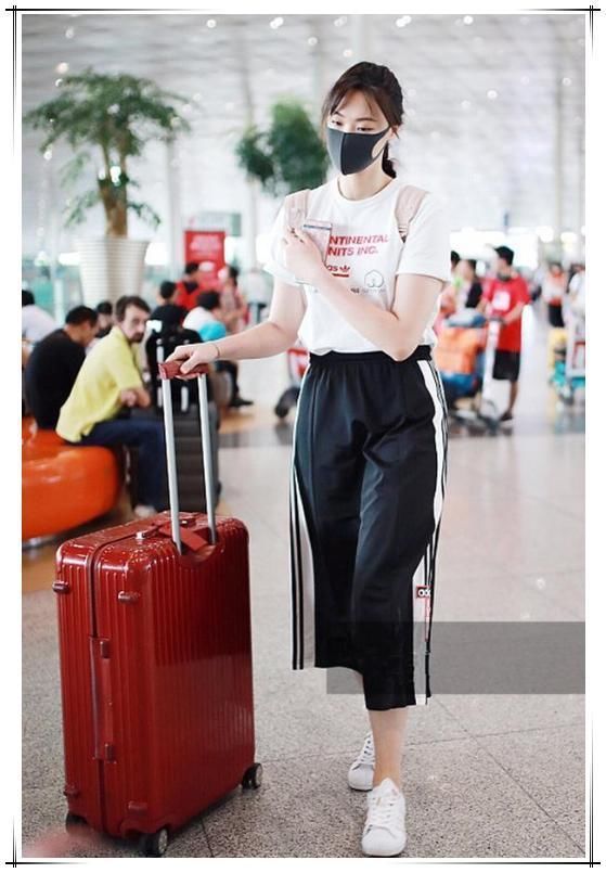 惠若琪厉害了！奶奶级的阔腿裤真时髦，网友：刘雯都不敢这样穿