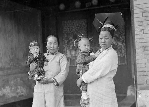  「发现」美国人在鞋盒里发现了6000张中国老照片