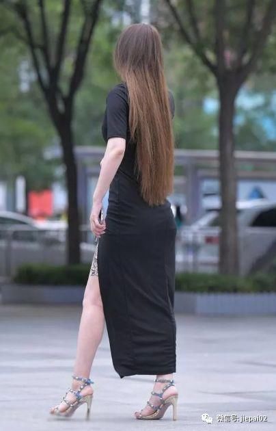街拍:高开叉长裙才是拍照神器，显腿长!