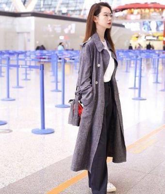 戚薇真是会穿，这丝袜和鞋成了亮点！网友:一个字丑!