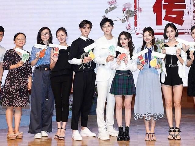 鞠婧祎与关晓彤差14cm，同穿百褶裙，腿长腿细哪个更重要？