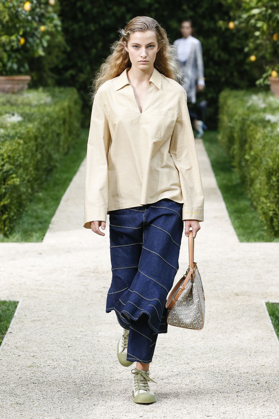 球鞋搭裙装,这种又酷又甜的穿搭方法觉对要学下来!