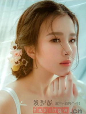 自己DIY扎马尾发型 简单款式给你更多少女感