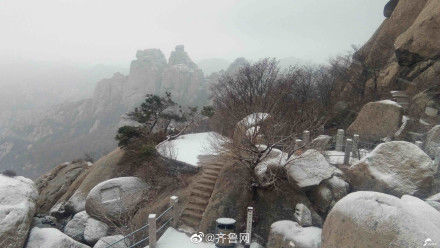 雪来啦！青岛崂山巨峰迎来今冬第一场雪 敲美