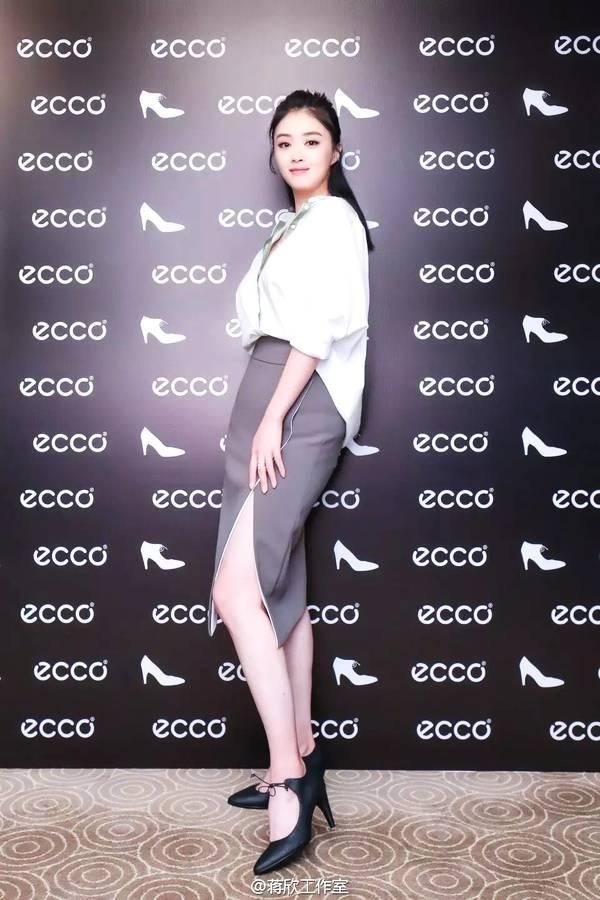 蒋欣亲身试验，微胖大胸妹纸怎么穿才是对的?!