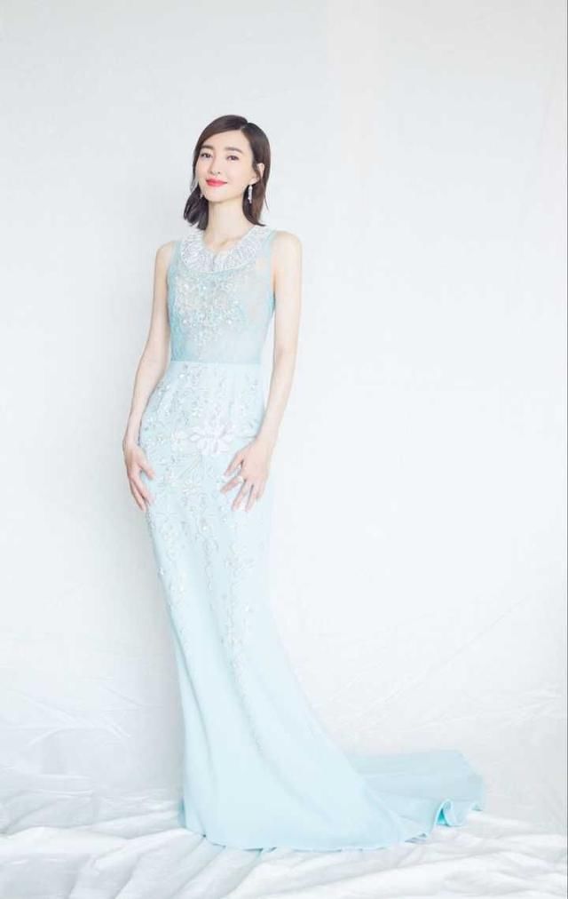 剪了短发的“素颜女神”王丽坤，简直跟开挂似的，美得堪比少女！