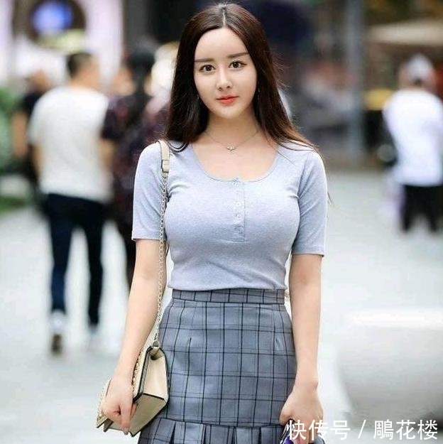 #美女#美女街拍：时尚柔美的牛仔短裤小姐姐，气质独特，尽显曼妙身材！