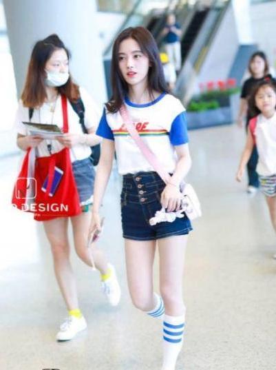 鞠婧祎“漫画腿”厉害了, 大夏天还穿长筒袜, 网友: 安全裤太抢眼