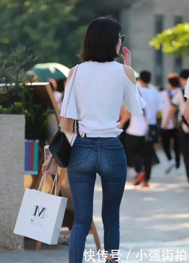 清秀的小姐姐紧身牛仔裤穿出浑圆丰满的曲线，小姐姐的微笑真的很