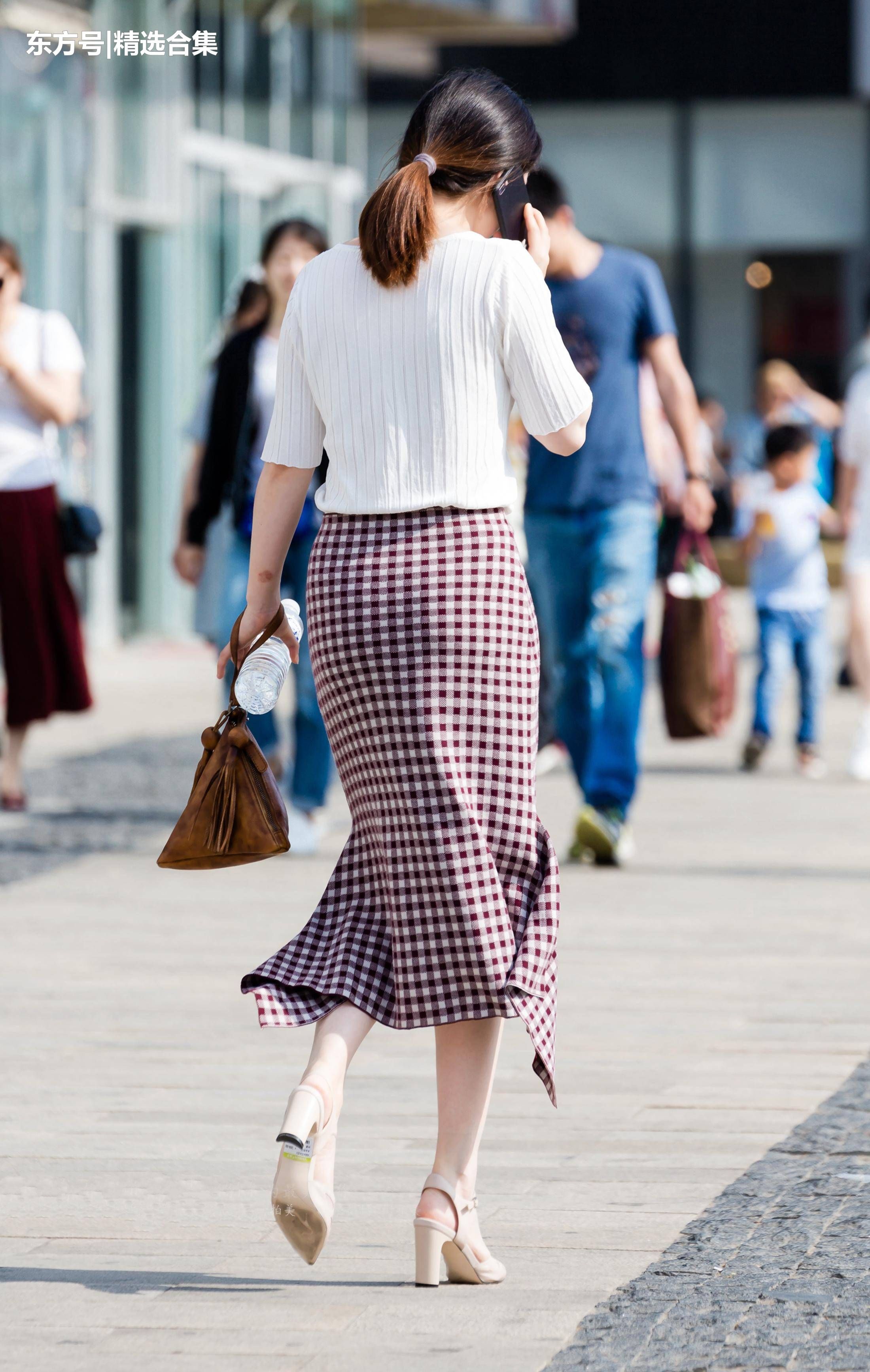 街拍:小姐姐不知道给谁打电话笑的这么开心，小虎牙真的好可爱哦