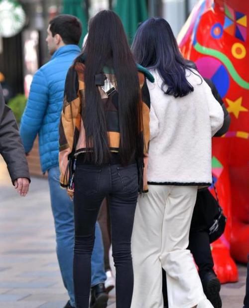  「美女」养眼女神街拍：面带笑容的美女，一件红色短袖配白色短裤，时尚大方气质美