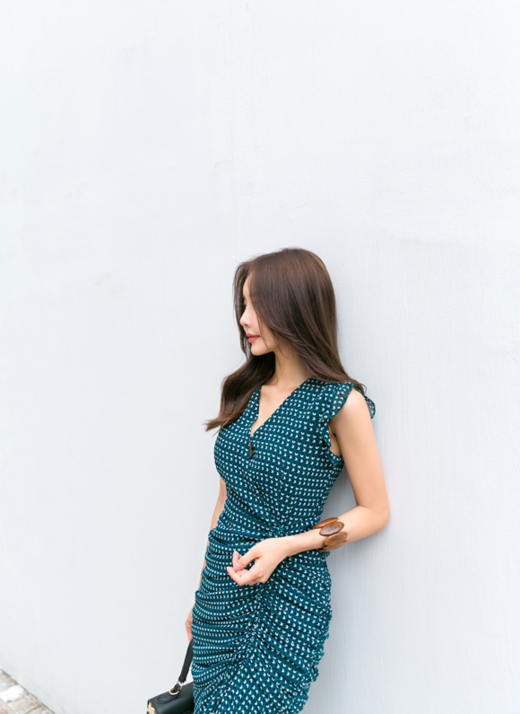 女神孙允珠，青花磨砂苔痕冰水晶玛瑙长裙