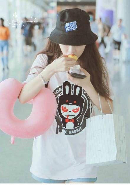 19岁杨超越和28岁谭松韵同穿“下身失踪”, 网友: 这差距可没9岁!