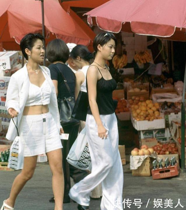  『时髦』看90年代街拍,就像穿越的时尚史,韩国姑娘敢穿、法国姑娘依然优雅