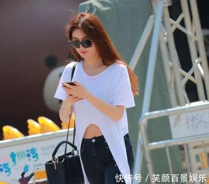  [曲线美]美女搭配不规则T恤裙搭配牛仔裤，穿出曲线美！