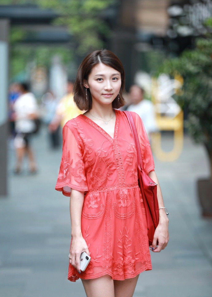 成都街拍:这个夏天适合搭配好看的长裙,秀出时尚的魅力!