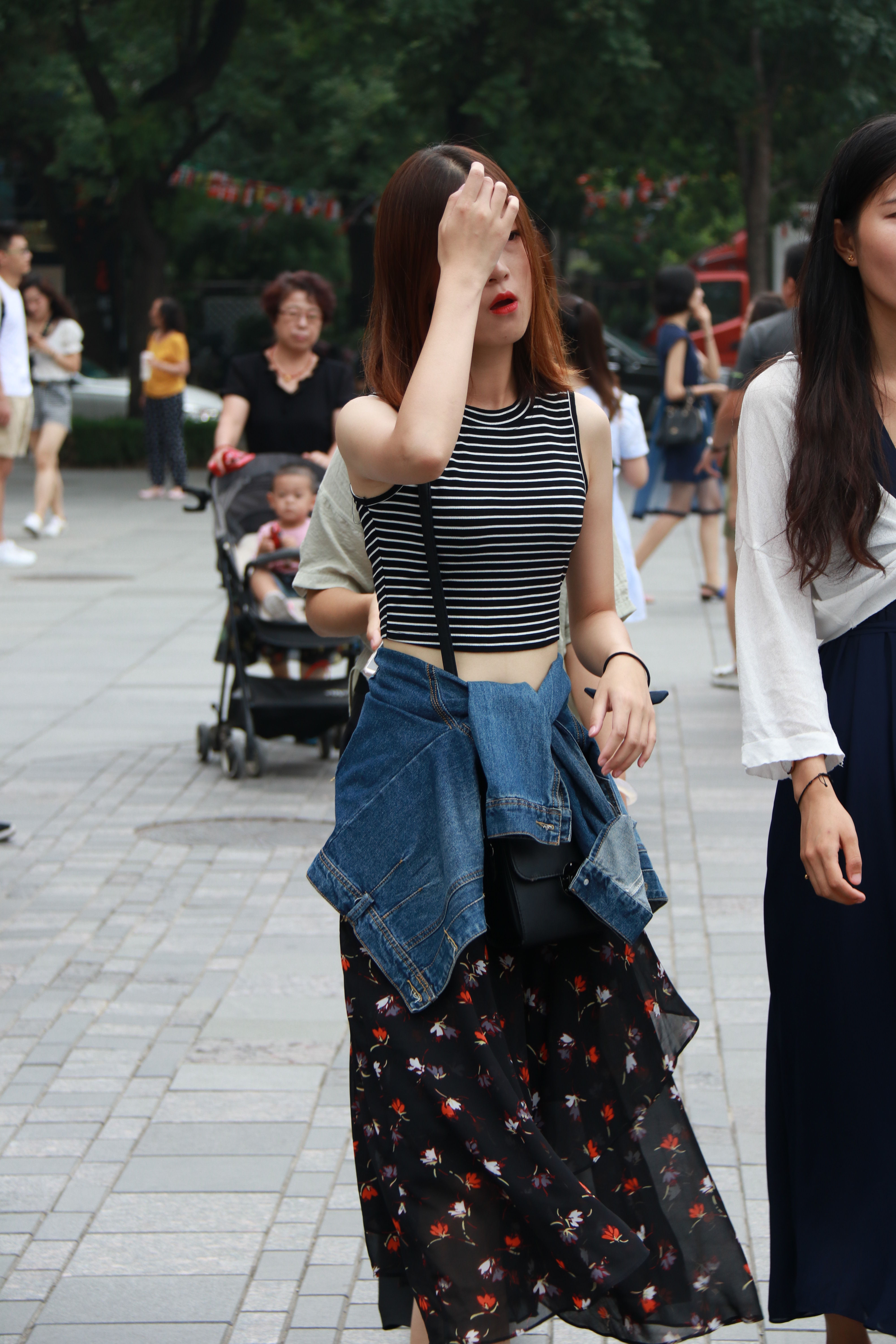 街拍北京，街头好看的美女穿搭风格多种多样，你最喜欢哪一种?