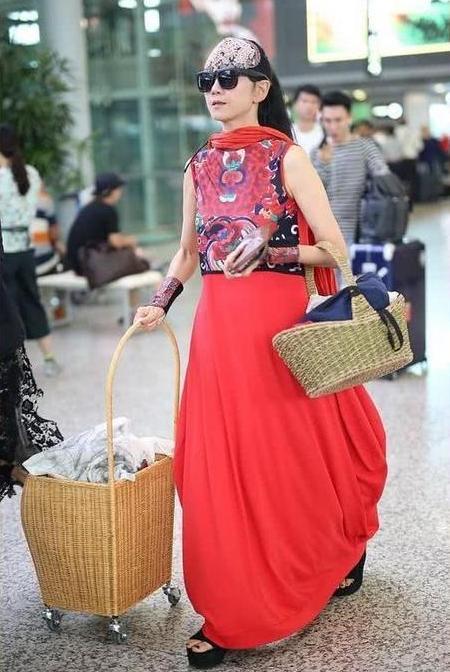 59岁杨丽萍一头黄发现身,至少减龄30岁,网友:只有20岁吧!