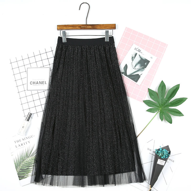 别再穿短裤了，今秋主打半身裙，藏肉又有型，真不简单