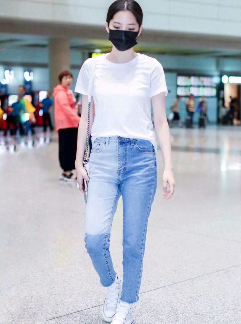 虽然说欧阳娜娜没有演技，但人长的年轻又会穿衣就够了!