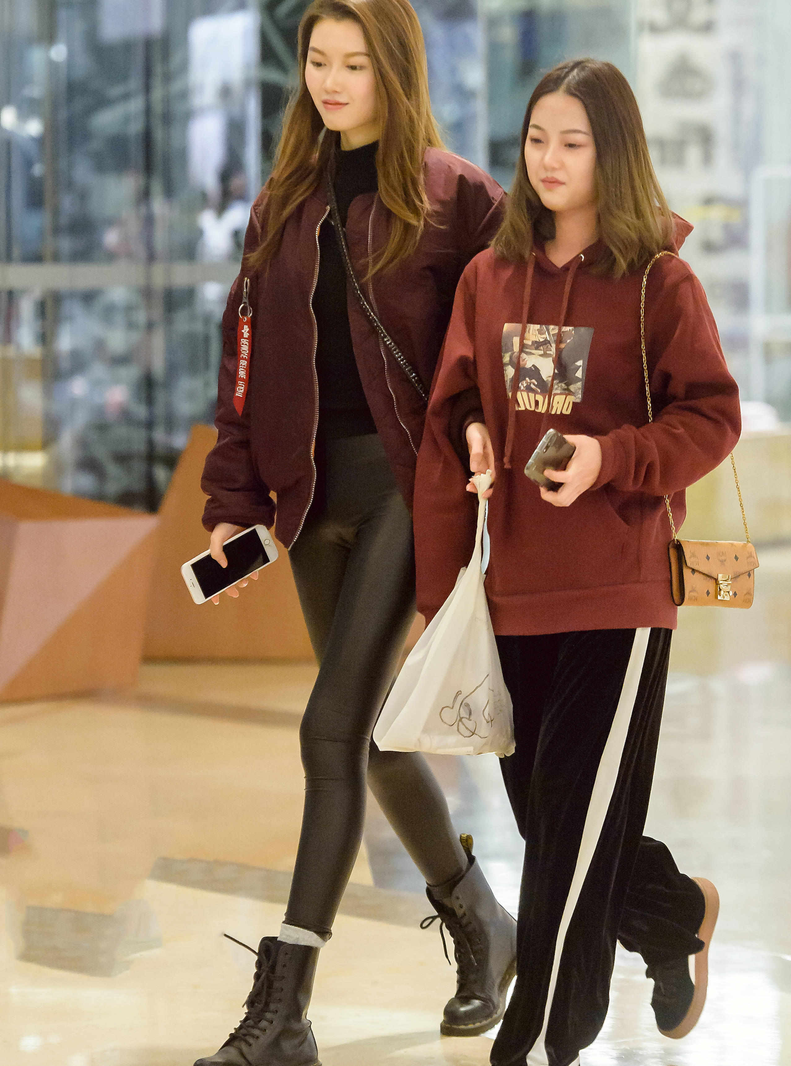 时尚姐妹花街头争相斗艳，紧身皮裤勒痕明显，大长腿小姐姐更性感