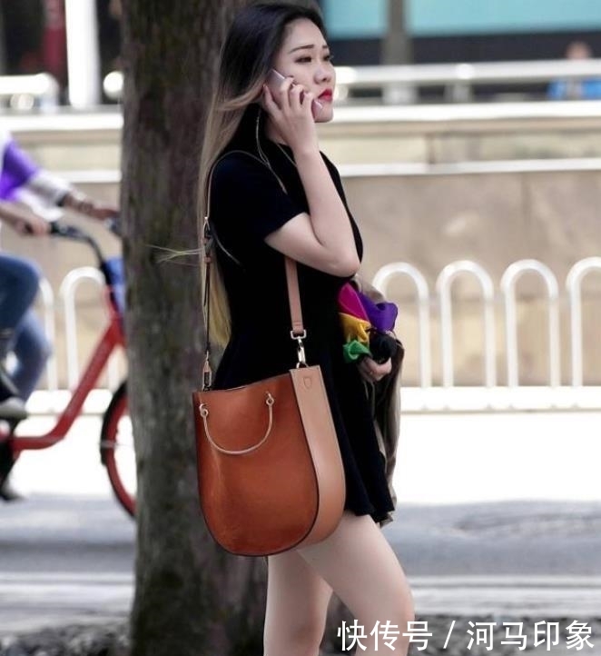不失:街拍:小姐姐时髦的白色上衣搭配打底裤,款式好看也不失大方!