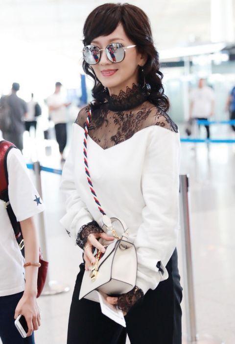 赵雅芝真是冻龄，穿黑色蕾丝低调秀锁骨，不相信有63岁了！