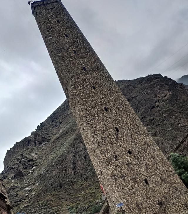 四川最具少数民族风情村寨，寨内有高约40米碉楼，成独特一景！