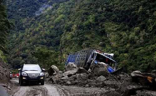 它是西藏最难修的公路，刚通车第二天就报废，小轿车至今无法通行