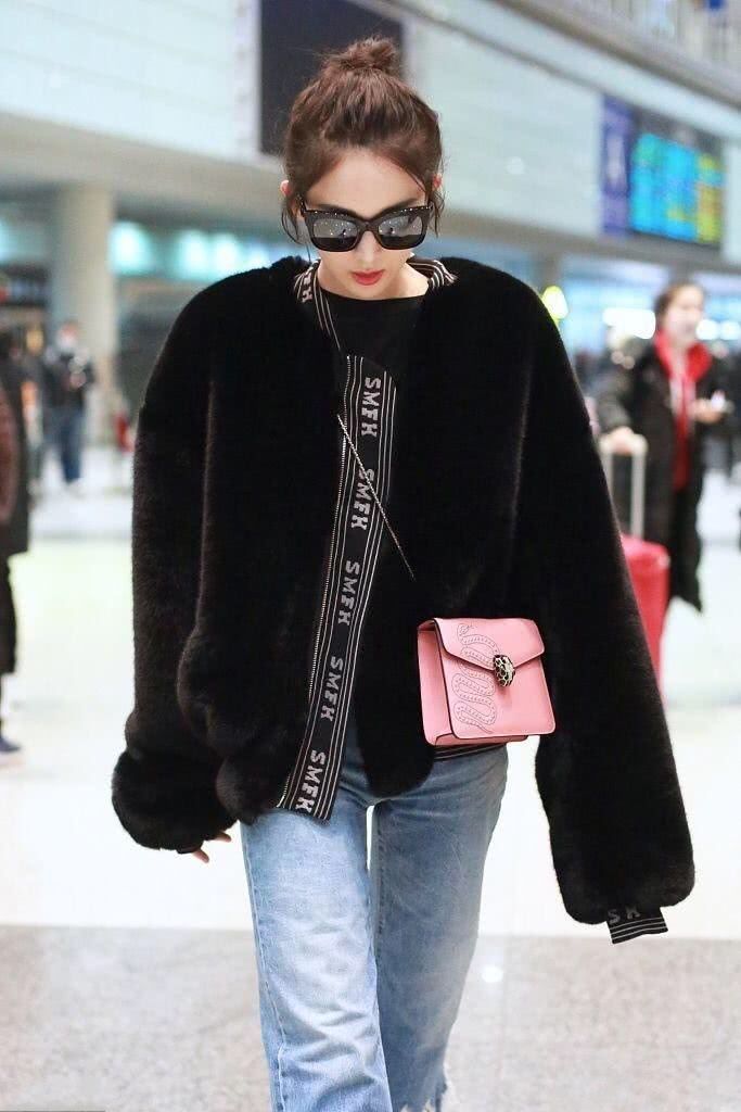 古力娜扎胆真大，粉色红裙穿到腰就没了，身材比例真好