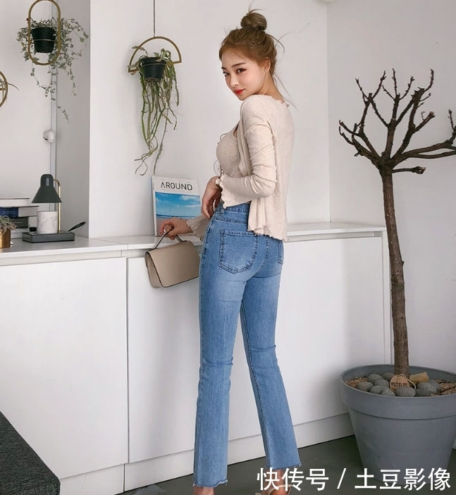  『美女』街拍美女：清爽迷人的紧身牛仔裤小姐姐，突显身材与气质