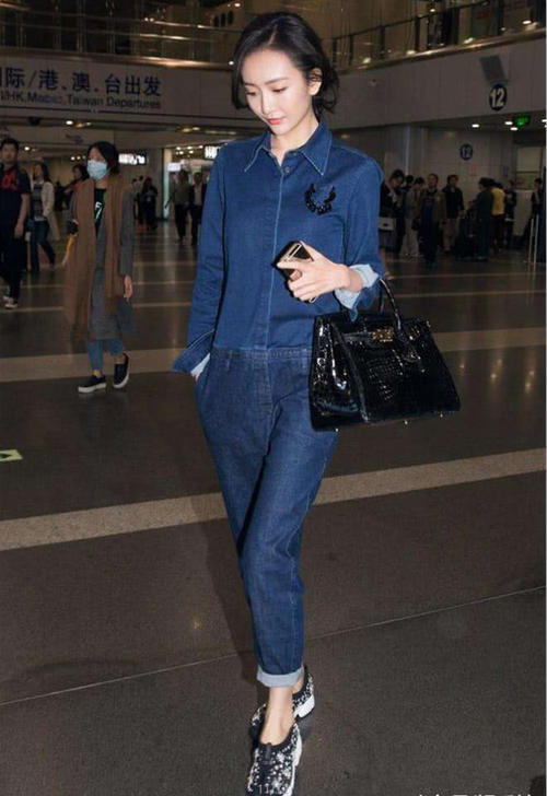 佟丽娅跟王鸥现身机场，一样的穿着，气质却相差太多