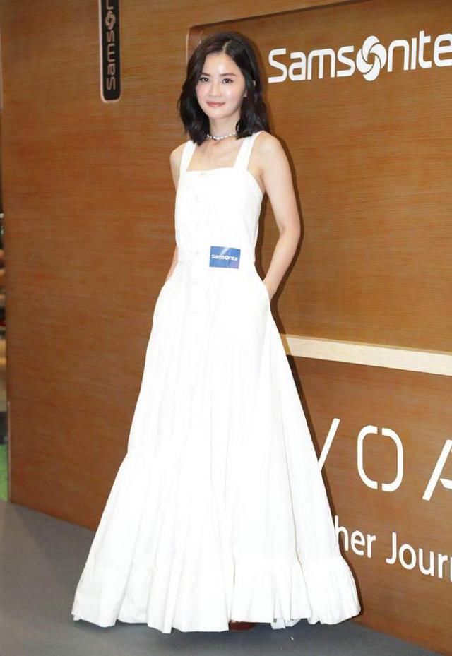 阿Sa白色吊带长裙穿成175，身形消瘦骨头凸起引热议：多吃点