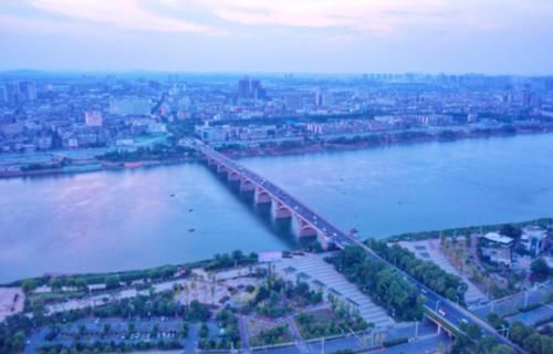  美誉■湖南省除了长沙，就数它最有钱，素有“小南京”的美誉，