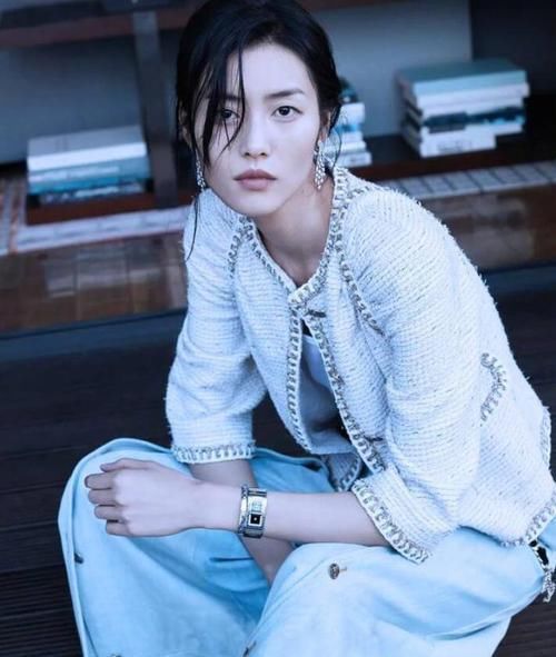  『名媛』“大衣+牛仔裤”失宠了，学刘雯搭这件“外套”，穿出优雅名媛范
