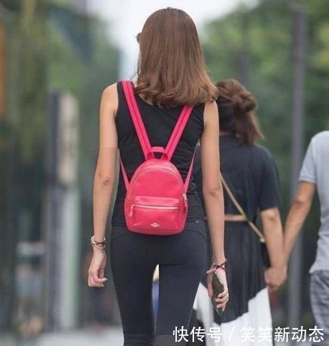  「皮肤」街拍：皮肤白皙的小姐姐，一件黑色背心配牛仔短裤，青春活力气质
