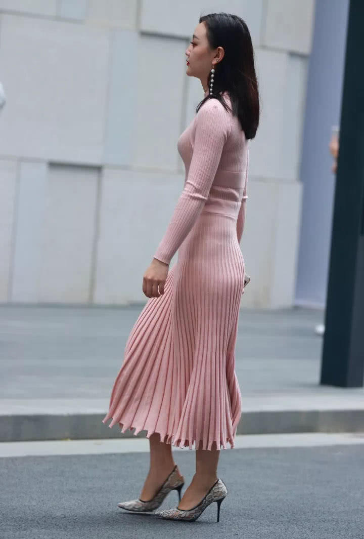 一个迷人的背影，一位身姿迷人的粉色连衣裙靓女