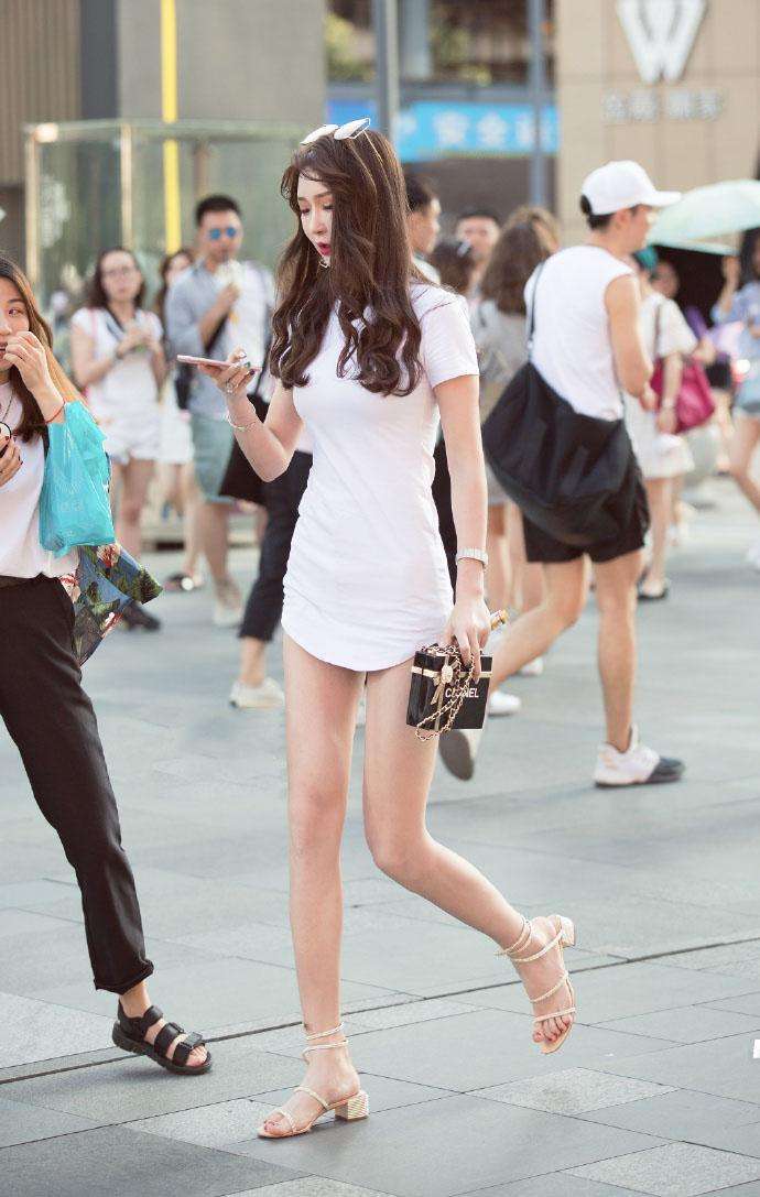 魅力街拍: 大长腿的魅惑, 最让人羡慕了!