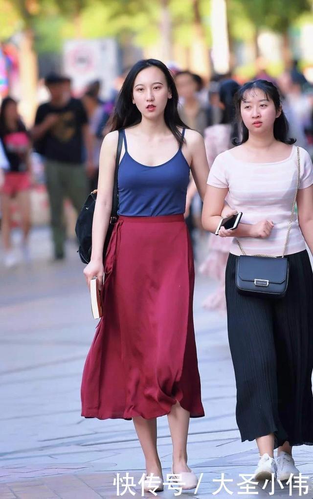 蓝色|美女街拍:长裙小姐姐很会搭配,上面蓝色下面红色,穿起来高级!