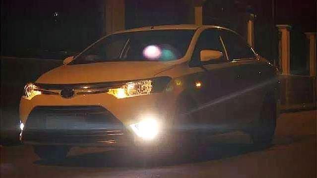  高速：高速上遇到下暴雨，到底开雾灯还是双闪？很多车主弄错了