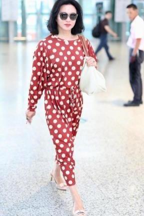 50岁的金星厉害了!挑战赵薇陶虹同穿波点裙,网友:到底谁赢了