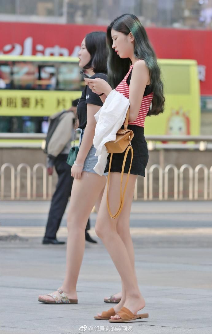 街拍:美女们都爱穿超短裤，长腿露出的线条，太抓人眼球