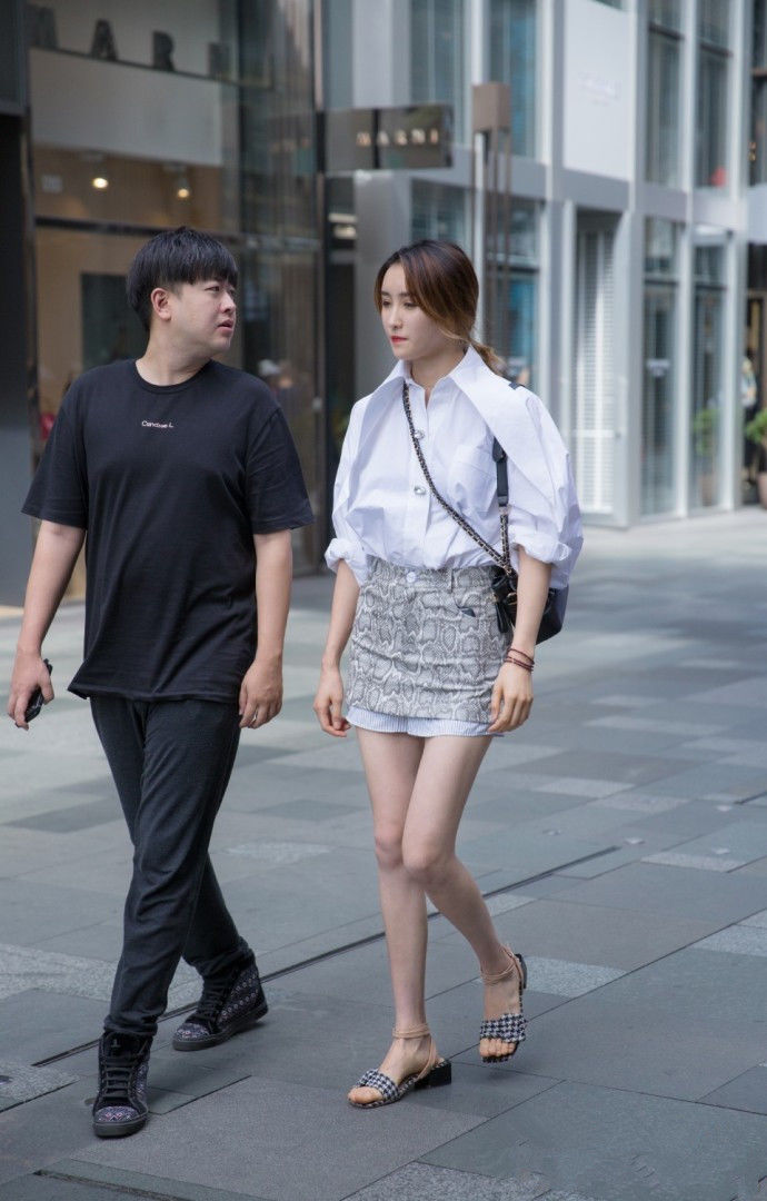 成都街拍，时尚个性的搭配，凸显傲人曲线，女生凹造型修身显瘦