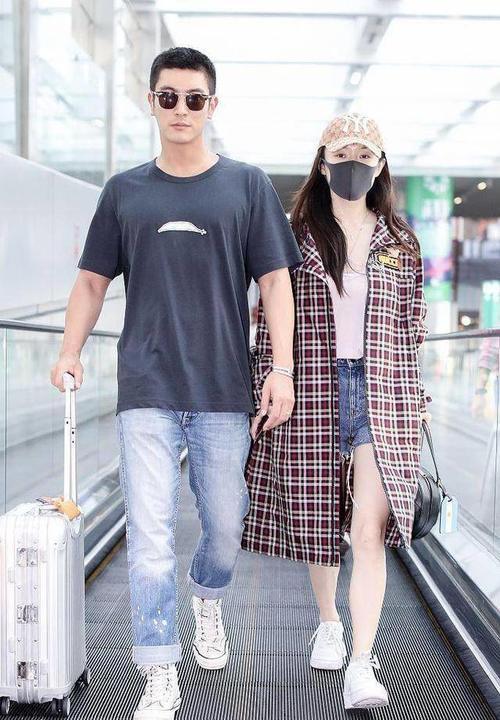 霍思燕不愧是好老婆，开叉长裙下面搭长裤，网友：杜江可以放心了