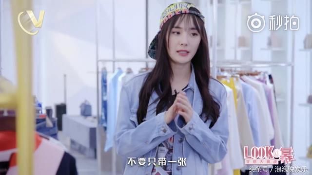 杨幂新穿搭:反戴帽子凹造型,上身青春校园风,下身妩媚女人范儿